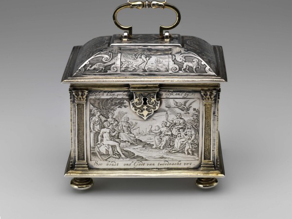 Zilveren trouwkistje gemaakt voor het huwelijk van Frans Reyniers Tempelar en Yfke Johannes Tjesma. Zij trouwden in 1633 in Harlingen. Het fraai gegraveerde kistje is waarschijnlijk door een Amsterdamse zilversmid gemaakt.