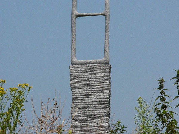 Bijschrift foto: Wijnand Zijlmans, Behind the essence, graniet, hoogte 181cm, breedte 31cm, diepte 9cm
