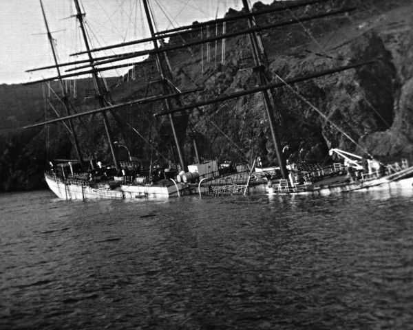 De Herzogin Cecilie liep in 1936 op de klippen bij Devon, Zuid Engeland. Het einde van het snelste zeilvrachtschip van zijn tijd.