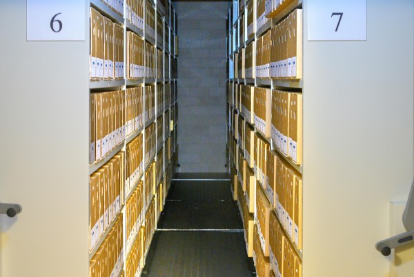 In de stellingen van de archiefbewaarplaats zijn de archiefstukken tot 1985 veilig opgeborgen.