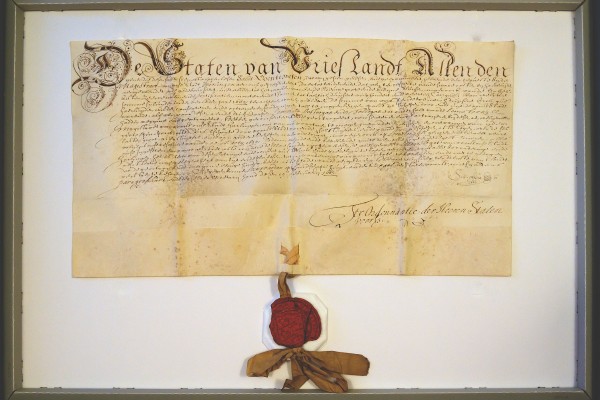 Oorkonde uit 1663 van de Staten van Friesland op perkament en voorzien van een zegel.