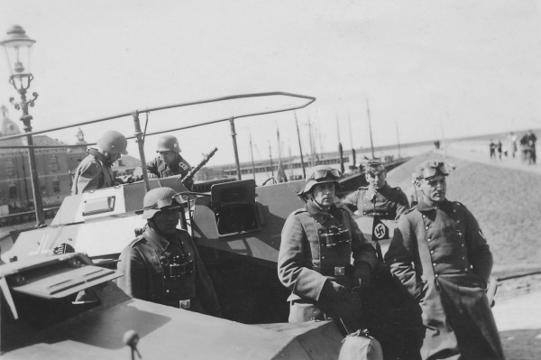 De eerste Duitse soldaten op een gepantserde verkenningswagen pauzeren bij de Ringmuur van Harlingen, 11 mei 1940. Collectie Hannemahuis Harlingen.